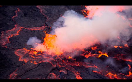 Беспилотник сфотографировал лавовое озеро в кратере действующего вулкана. ФОТО