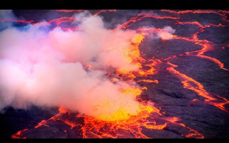 Беспилотник сфотографировал лавовое озеро в кратере действующего вулкана. ФОТО
