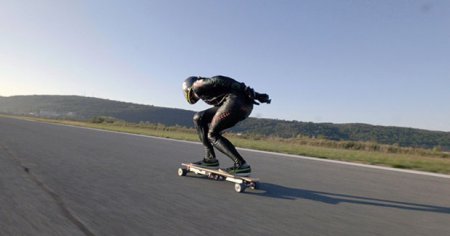 Чешский спортсмен разогнал электрический скейтборд до 95,83 км/ч. ВИДЕО