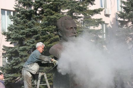 В Запорожье в "последний путь" проводили памятник Орджоникидзе