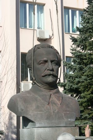 В Запорожье в "последний путь" проводили памятник Орджоникидзе