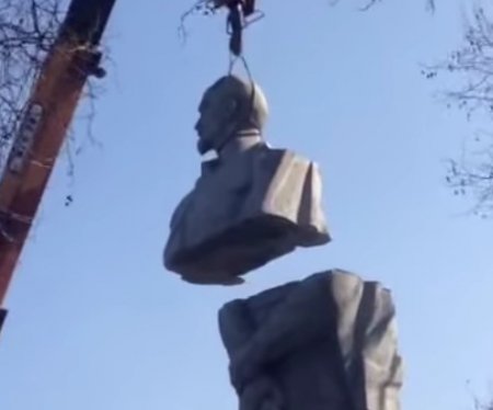 В Запорожье демонтировали бюст коммунистическому палачу