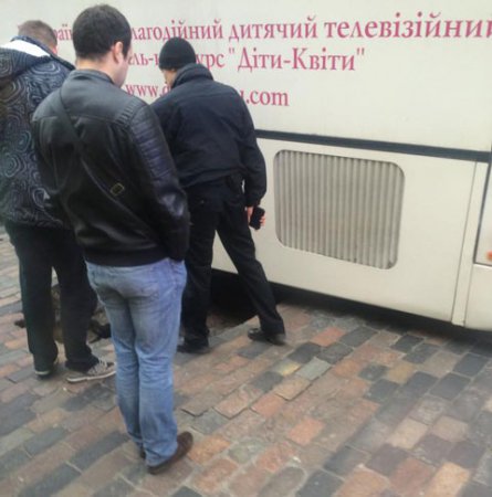 В самом центре Киева,  в брусчатке застряло колесо автобуса. ФОТО