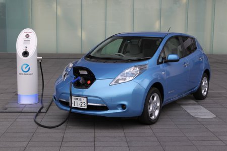 Эксперты: стоимость бензиновых и электрических автомобилей сравняется уже к 2025 году