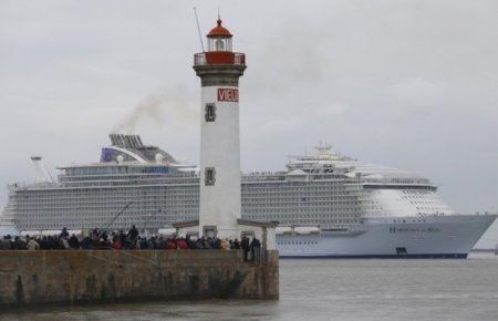 Во Франции впервые вышел в море самый большой лайнер в мире. ФОТО