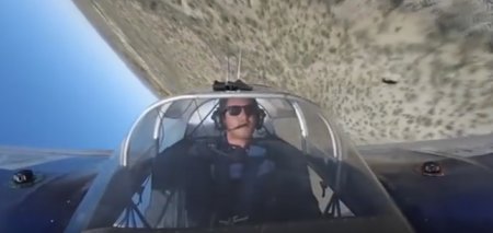 Пилот самолета выполняет опасные трюки в считанных метрах от земли. ВИДЕО