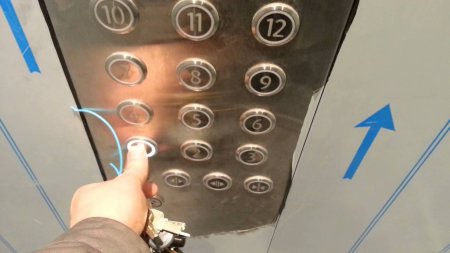 Китаянка умерла в лифте от холода и голода