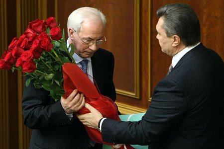 "Жесткие" санкции ГПУ "загнали" Азарова и Януковича в Куршевель