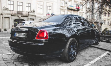 Во Львове замечен коллекционный Rolls-Royce. ФОТО
