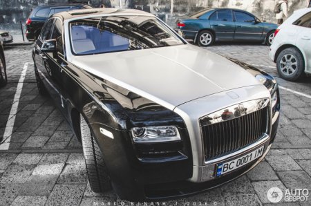 Во Львове замечен коллекционный Rolls-Royce. ФОТО