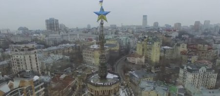 Звезду на Крещатике выкрасили в национальные цвета Украины. ВИДЕО