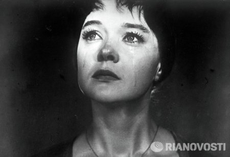 В частную коллекцию ушёл сценарий "Любовь и голуби" с пометками актрисы Людмилы Гурченко. ФОТО
