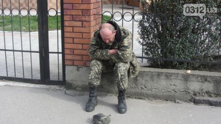 В Ужгороде просит милостыню человек в форме пограничника