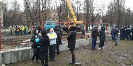 Киевляне с боем отстаивали детскую площадку на улице Леся Курбаса. ВИДЕО