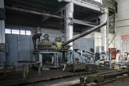 Bloomberg сделал впечатляющий фоторепортаж с танкового завода в Украине. ФОТО
