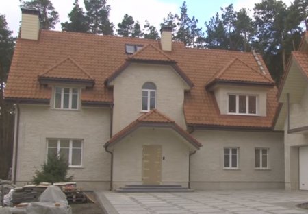 На месте бывшего детского лагеря в Конча-Заспе выросли элитные дома для "сливок" украинского общества. ВИДЕО
