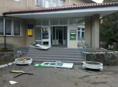 Здание больницы на Ивано-Франковщине пострадало от ночного взрыва. ФОТО