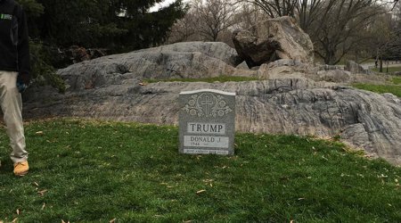 Провокация в Нью-Йорке: в центральном парке появилась могила Дональда Трампа. ФОТО
