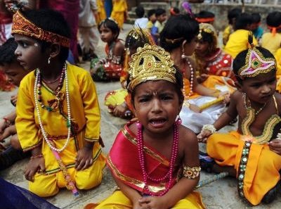 Шок! В Индии 5-летние девочки в слезах выходили замуж. ВИДЕО