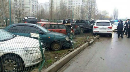 В Харькове дама за рулем "под мухой" влетела на автопарковку. ФОТО