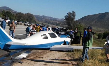 В Калифорнии самолет протаранил автомобиль. ФОТО