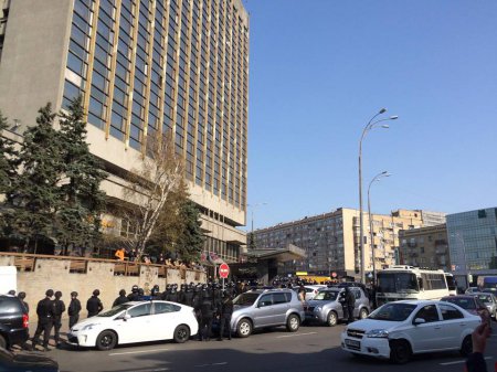 Бойцы "Айдара" захватили гостиницу "Лыбидь" в Киеве