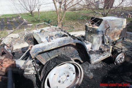На Винничине дотла сгорел ангар с автотранспортом. ФОТО