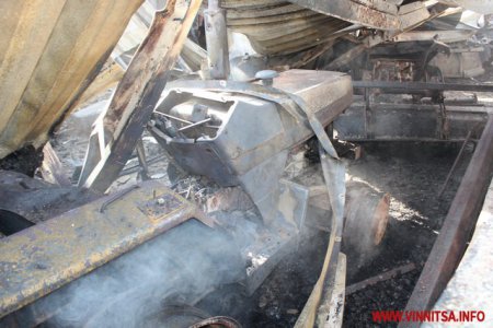 На Винничине дотла сгорел ангар с автотранспортом. ФОТО