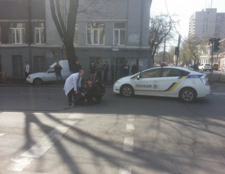 Одесские копы сбили женщину, которая переходила дорогу на зеленый сигнал светофора. ФОТО