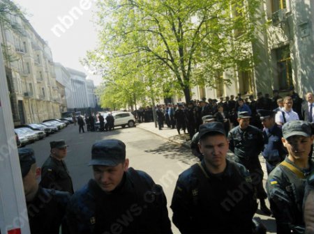 Стычки между активистами и спецназовцами под АП продолжаются, есть пострадавшие. ВИДЕО