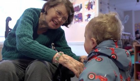 В Вашингтоне дом престарелых совместили с детским садом. ФОТО