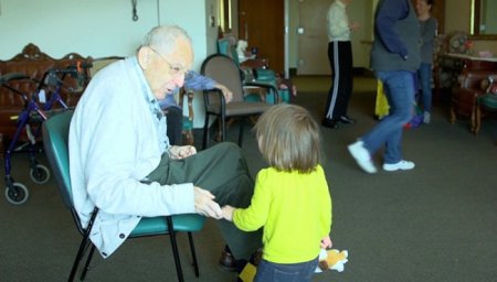 В Вашингтоне дом престарелых совместили с детским садом. ФОТО