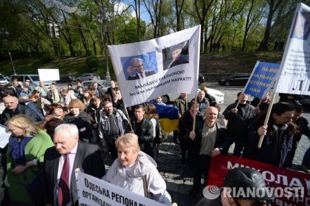 В Киеве проводят акцию протеста научные сотрудники. ФОТО