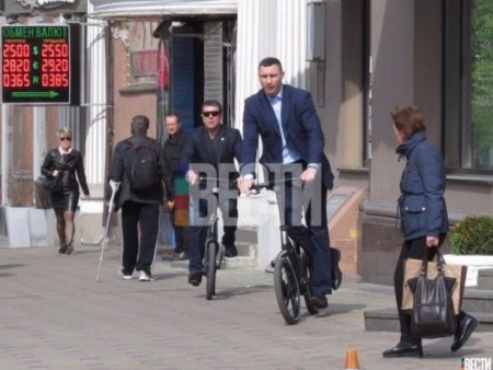 Мэр Киева упал с велосипеда. ФОТО