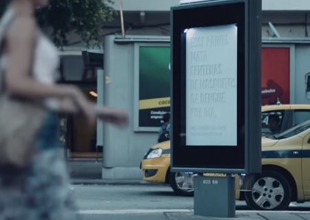 В Бразилии установили билборды-убийцы комаров. ВИДЕО