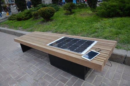 Первая лавочка с солнечной батареей установлена в Киеве. Фото