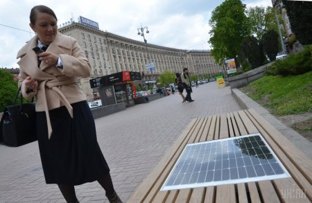 Первая лавочка с солнечной батареей установлена в Киеве. Фото