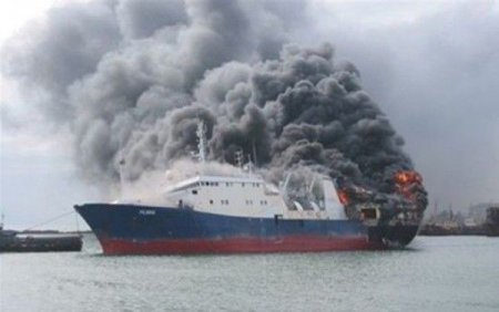 Горящий в Каспийском море российский танкер спасатели приняли решение не тушить