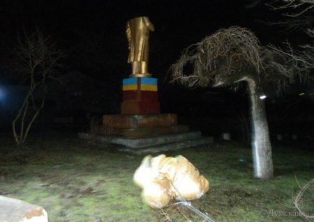В Одесской области возник конфликт из-за памятника Ленину. ВИДЕО