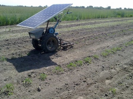 Фермер с Черниговской области создал уникальное устройство - мотоблок на солнечных батареях. ФОТО