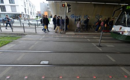 В Германии тестируют светофор для смартфонозависимых горожан