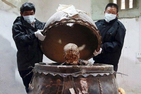 В Китае мумифицированное тело буддистского монаха превратили в золотую статую. ФОТО