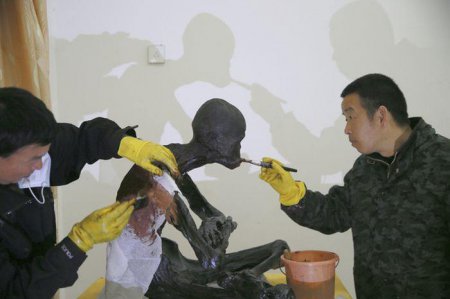 В Китае мумифицированное тело буддистского монаха превратили в золотую статую. ФОТО