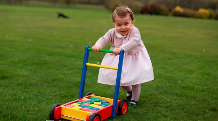Герцогиня Кембриджская показала новые фотографии принцессы Шарлотты