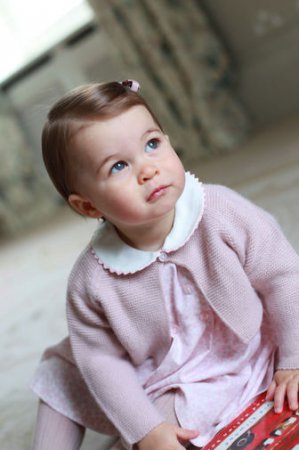 Герцогиня Кембриджская показала новые фотографии принцессы Шарлотты