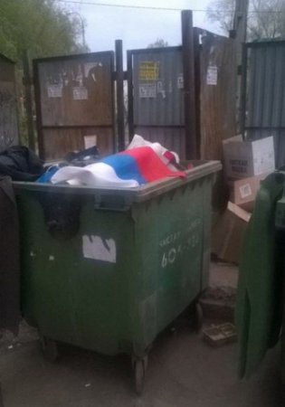"Вот и весь патриотизм!": в Самаре на мусорной свалке обнаружен флаг России