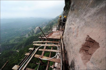 Как строят экскурсионные дороги в горном Китае. ФОТО