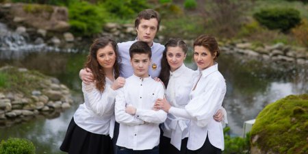 Блогер: дети Порошенко учатся в Англии, но числятся отличниками в киевской школе