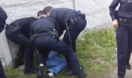 Оказался не в том месте: кременчугская полиция сломала руку прохожему. Видео