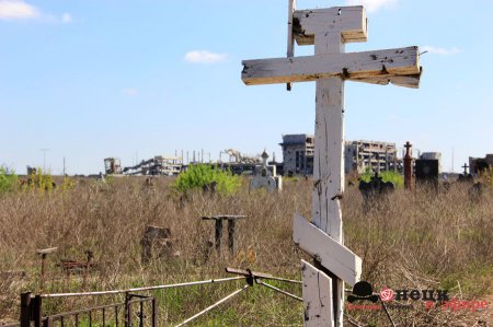 Донецк. Иверское кладбище рядом с остатками аэропорта. ВИДЕО